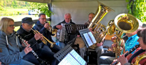 Musiker*innen der Fischertrachtenkapelle am 1. Mai 2019