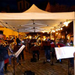 Die Fischertrachtenkapelle spielt zur Erleuchtung der 1. Adventskerze am 29.11.2019 auf dem Marktplatz in Gemünden. Foto: pbf/Lothar Fuchs