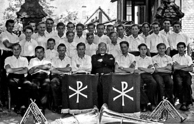 Katholische Jugendkapelle Gemünden mit ihrem Gründer Pfarrer Ruf in Großwelzheim 1947