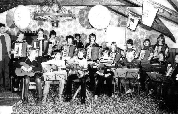 Das Akkordeonensemble des VFV 1980 in den Proberäumen im Huttenschloss