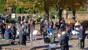 Die Fischertrachtenkapelle verabschiedete sich am 24.10.2021 von ihren in 2020 verstorbenen Mitgliedern. Foto: Ralf Petzolt