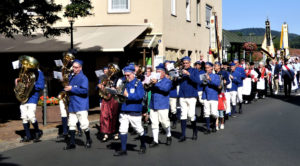 Die Fischertrachtenkapelle am Festumzug des Kirchweih- und Heimatfestes der Stadt Gemünden am 03.07.2022. Foto: pbf/Lothar Fuchs