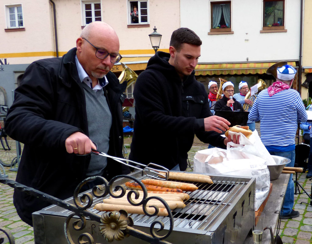 Bürgermeister Lippert grillt zum Rathaussturm 2022 mit der Fischertrachtenkapelle, Foto: pbf/Lothar Fuchs