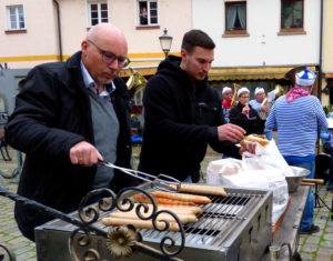 Bürgermeister Lippert grillt zum Rathaussturm 2022 mit der Fischertrachtenkapelle, Foto: pbf/Lothar Fuchs