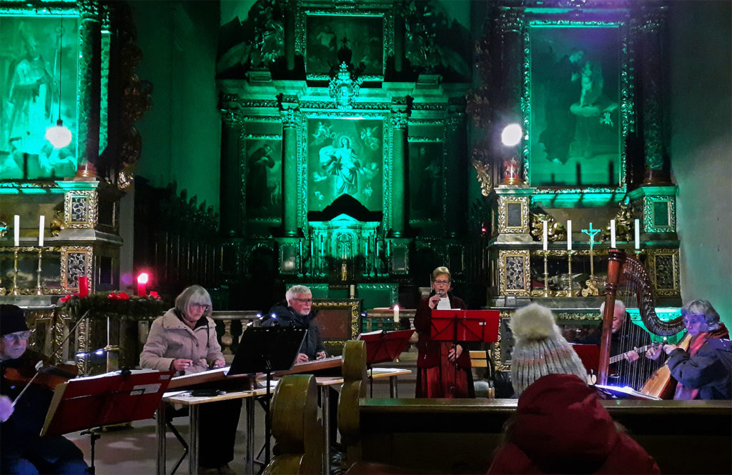 Die Saitenmusik Gemünden spielte am 09.12.2022 zur Adventsandacht im Kloster Schönau. Foto: Norbert Höfling
