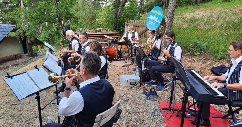 Die Fishermen's Dixieband spielte Jazz am 16.07.2023 im Weingut Hack unterhalb der Homburg (Gössenheim). Foto: Michelle Imhof