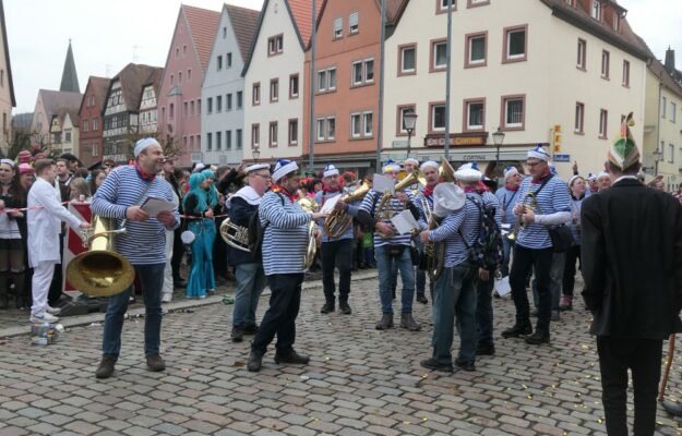 Die Fischertrachtenkapelle spielt auf dem Züchle 2024. Foto: Uschi Hartmann