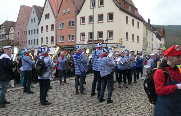 Die Fischertrachtenkapelle spielt auf dem Züchle 2024. Foto: Uschi Hartmann