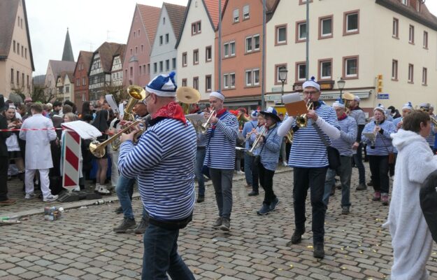 Die Fischertrachtenkapelle spielt auf dem Züchle 2024. Foto: Uschi Hartmann