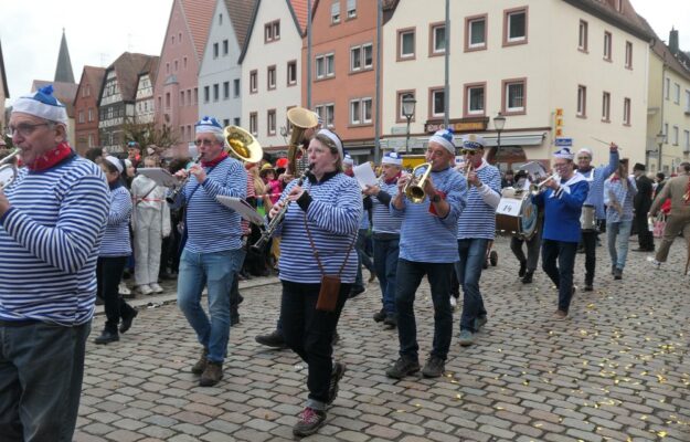 Die Fischertrachtenkapelle spielt auf dem Züchle 2024. Foto: Uschi Hartmann