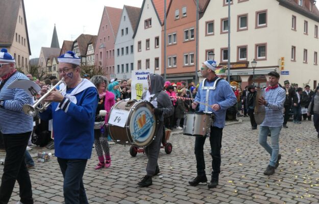 Die Fischertrachtenkapelle spielt auf dem Züchle 2024. Foto: Uschi Hartmann