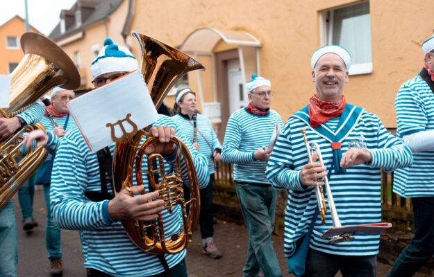 Aufstellung der Fischertrachtenkapelle für das Züchle 2024. Foto: Alexandra Weickert-Maisel