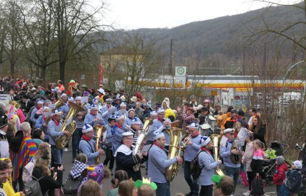 Die Fischertrachtenkapelle spielt auf dem Züchle 2024. Foto: Uschi Hartmann