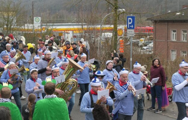 Die Fischertrachtenkapelle spielt auf dem Züchle 2024. Foto: Uschi Hartmann