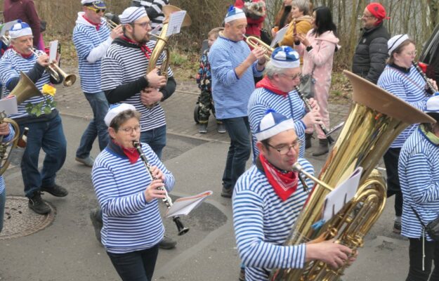 Die Fischertrachtenkapelle spielt auf dem Züchle 2024. Foto: Uschi Hartmann