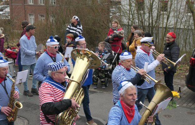 Die Fischertrachtenkapelle spielt auf dem Züchle 2024. Foto: Uschi Hartmann